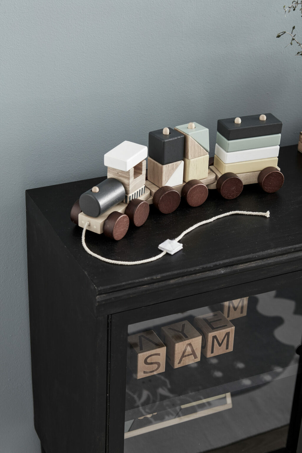 Houten trein met blokken Kids Concept op kast Houten trein met blokken Kids Concept op kast