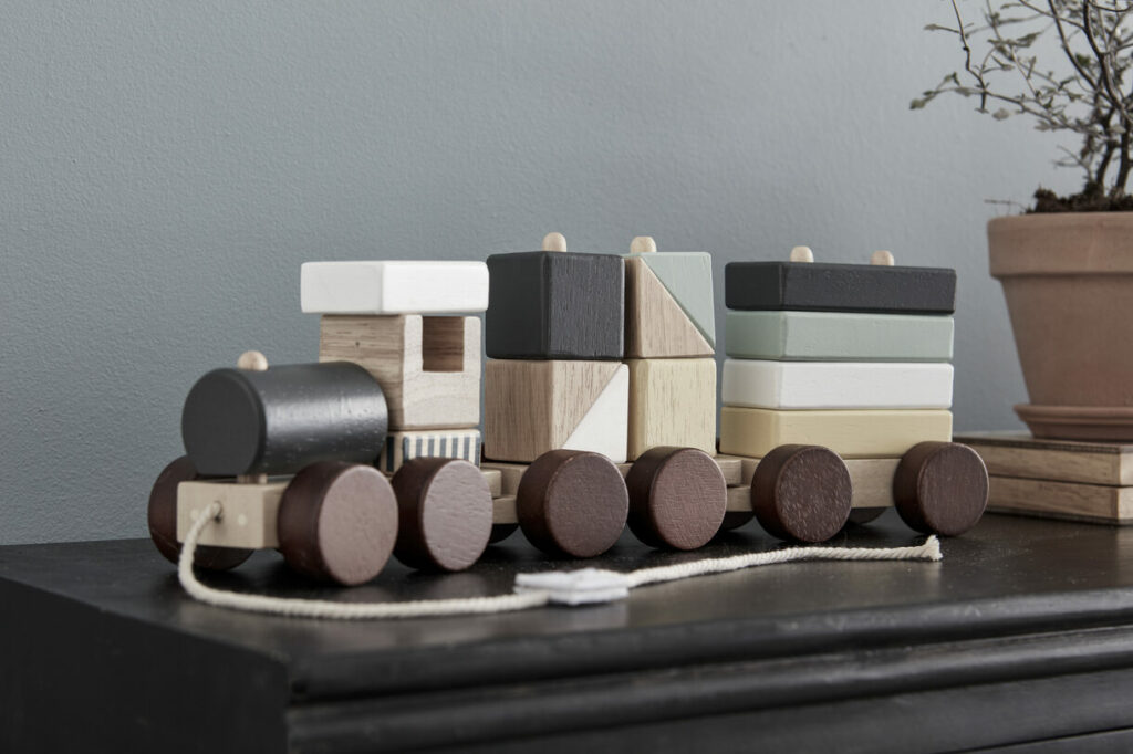 Houten trein met blokken Kids Concept sfeer Houten trein met blokken Kids Concept sfeer