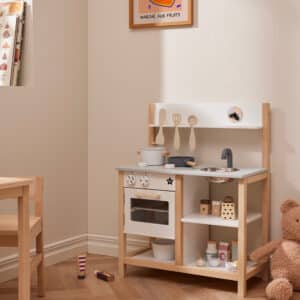 Speelgoedkeuken Kid's Concept wit sfeer woonkamer