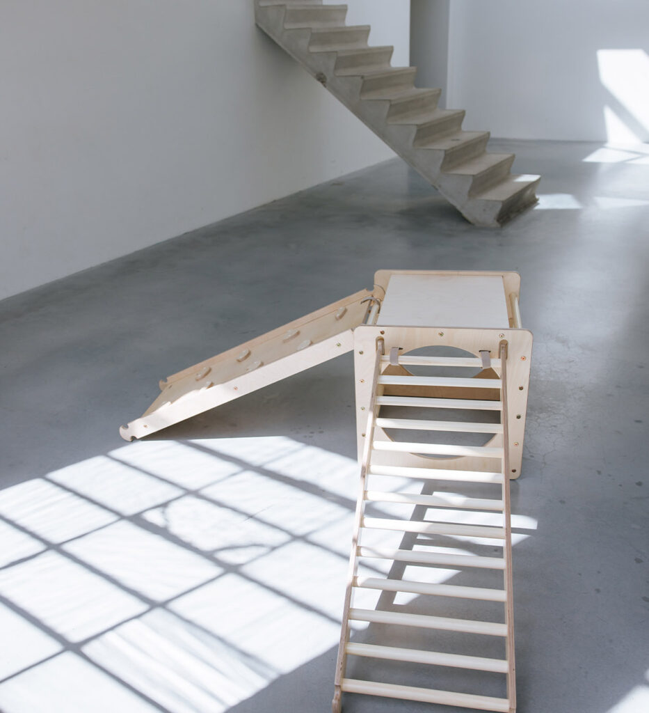 Klimkubus met ladder en glijbaan in hoek