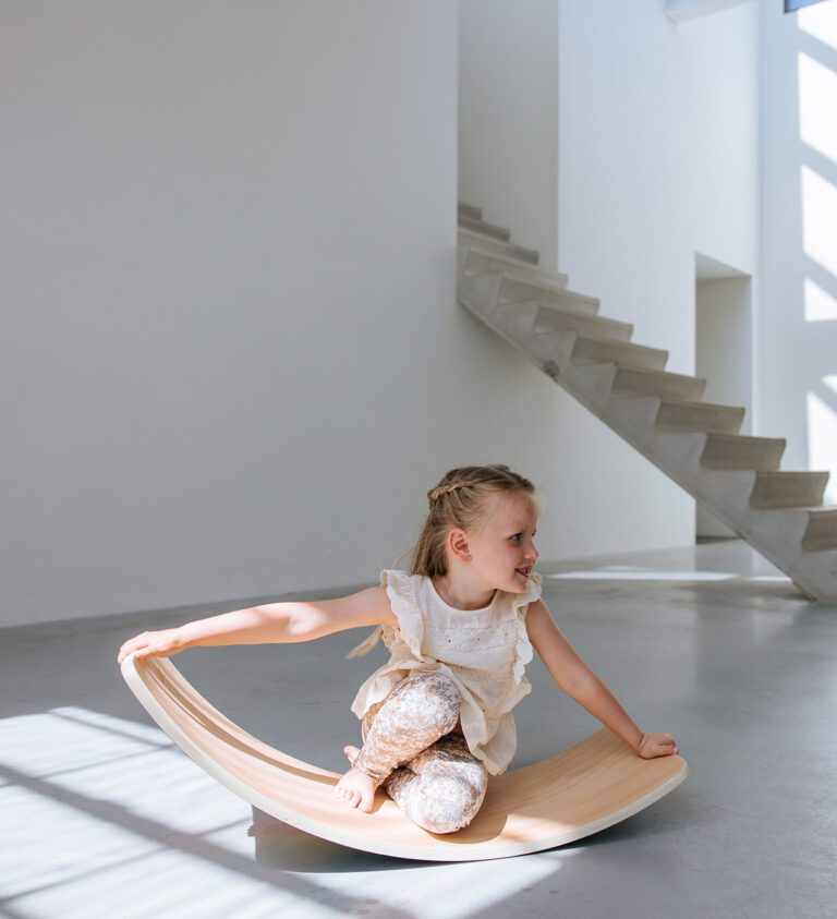 Schommelen op balance board Jindl