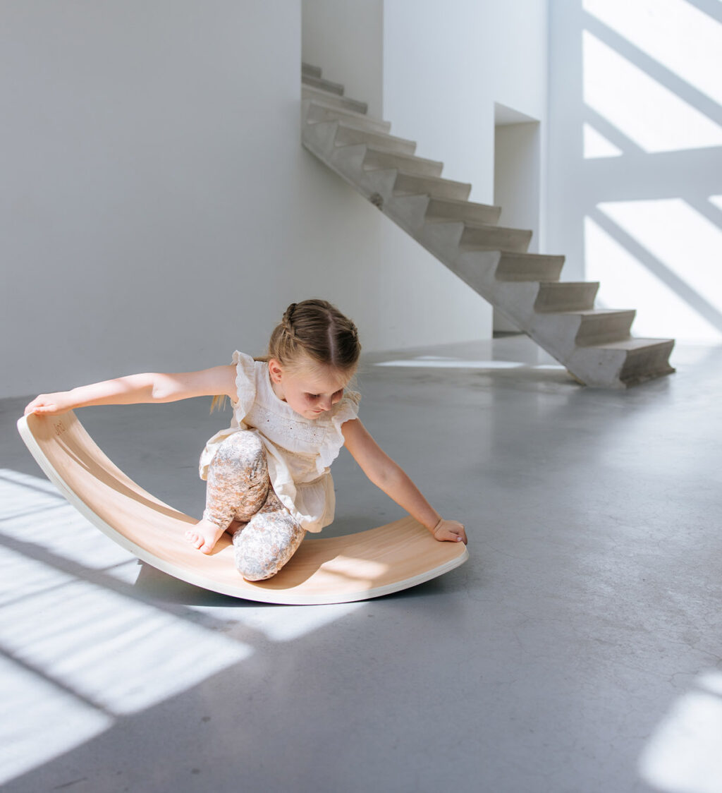 Schommelen op een balance board van Jindl