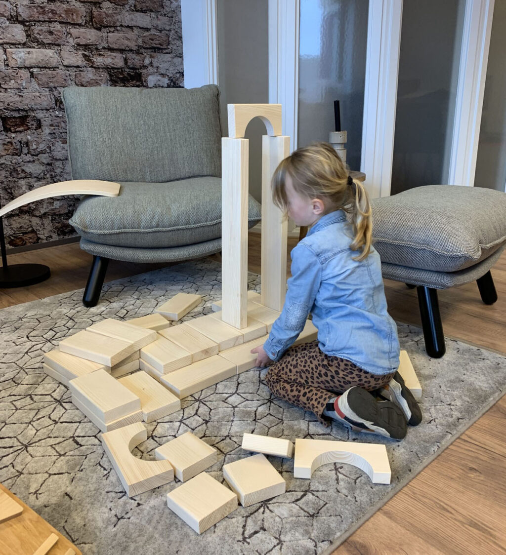 Spelen met grote houten blokken