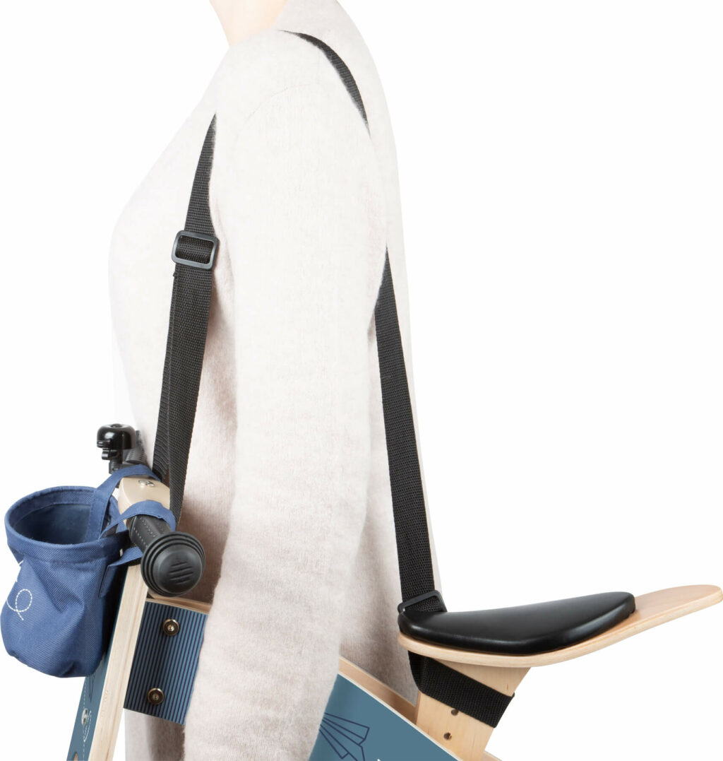 Houten loopfiets blauw schouderriem