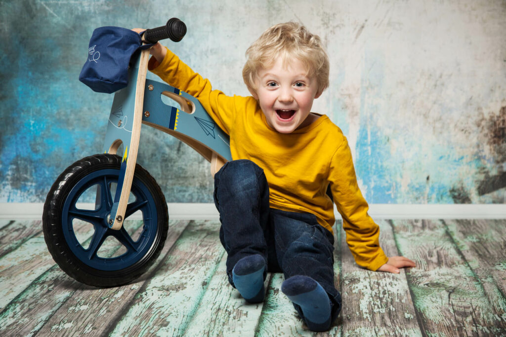 Houten loopfiets blauw sfeer