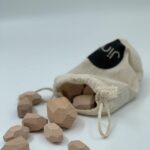 Jindl-linnen-zakje-met-balanceerblokjes-naturel