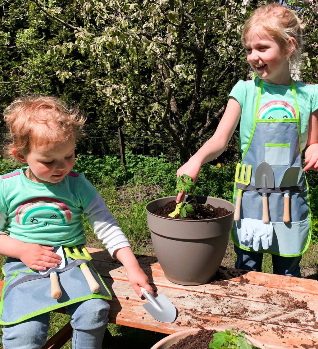 Tuingereedschap voor kinderen met schort