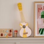 Speelgoedgitaar Kid's Concept geel wit sfeer