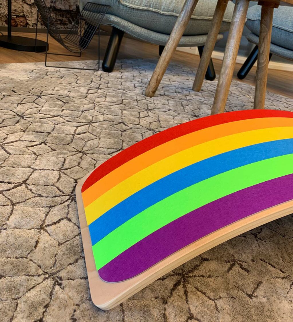 Balance board met vilt Jindl regenboogkleuren sfeer