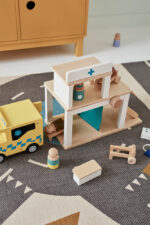 Houten ambulance Kid's Concept sfeer