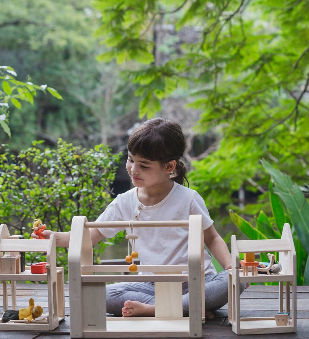 Houten poppenhuis inclusief meubilair uitschuifbaar van Plan Toys