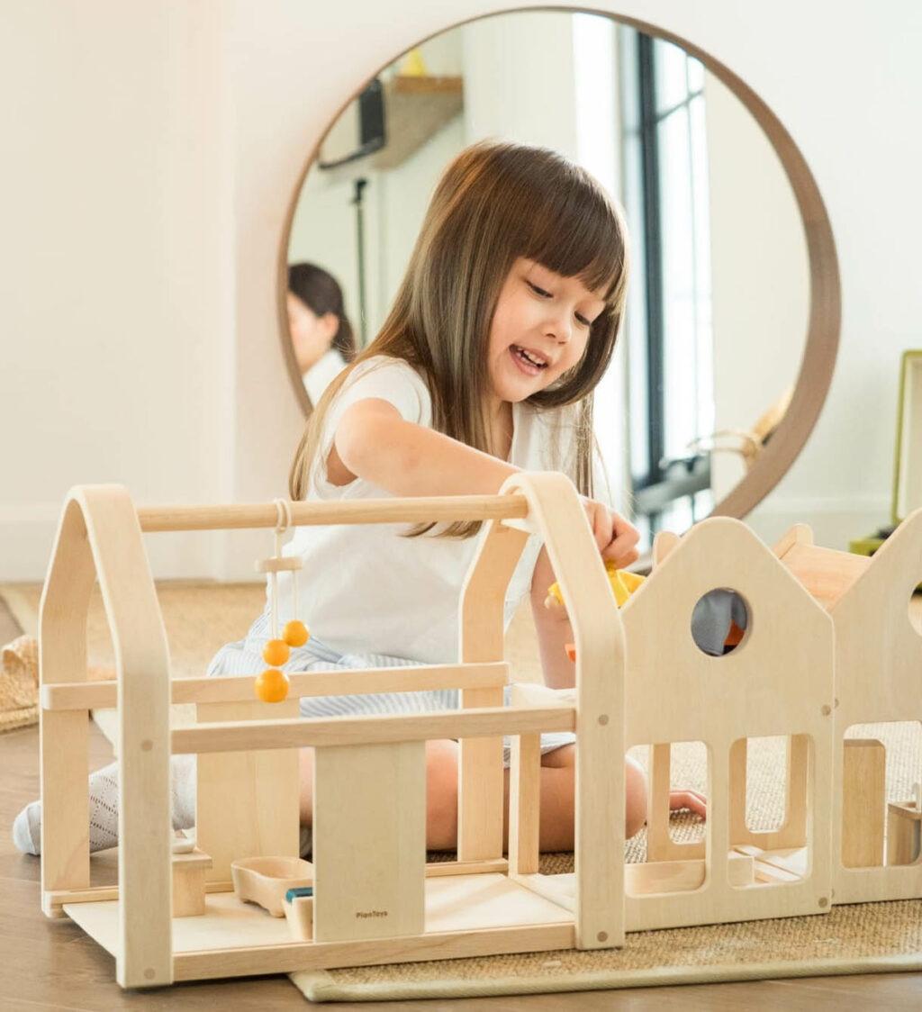 Houten poppenhuis met meubilair uitschuifbaar Plan Toys