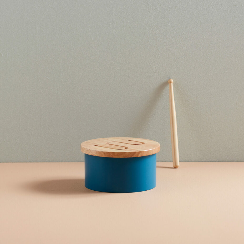 Houten trommel Kid's Concept blauw sfeer Houten trommel Kid's Concept blauw sfeer