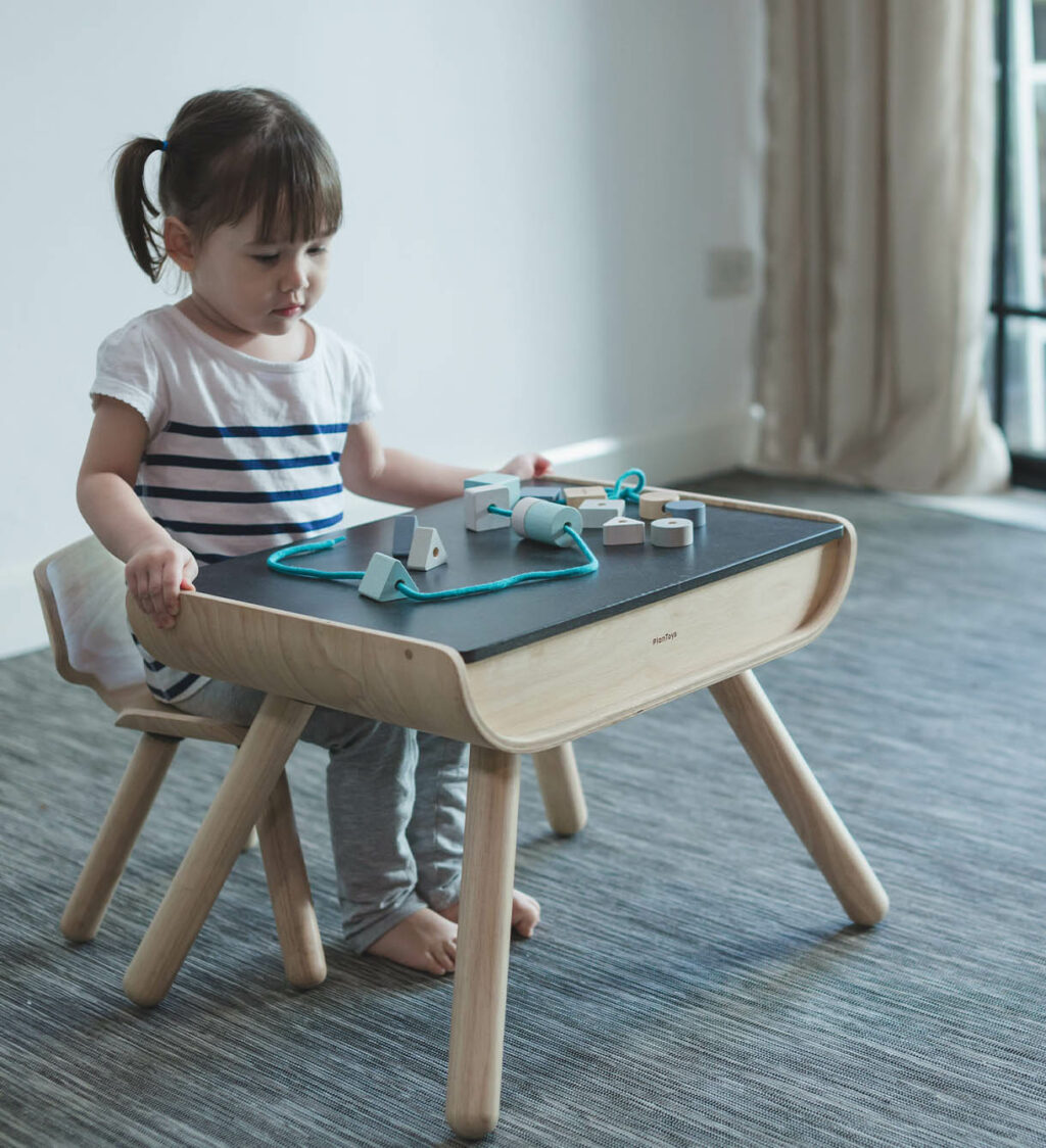 Kinderbureau met stoel PlanToys sfeer