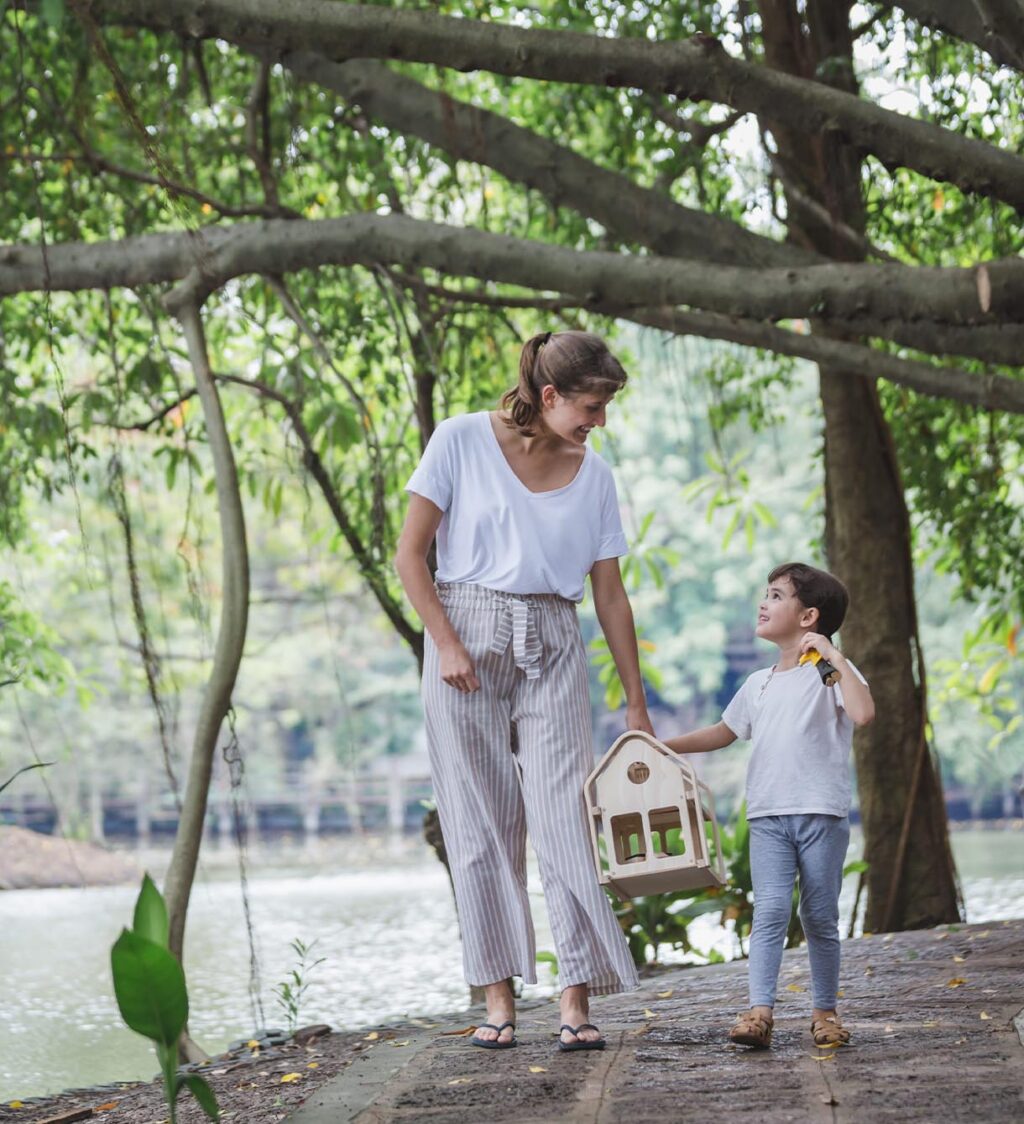 Poppenhuis met meubels PlanToys sfeer