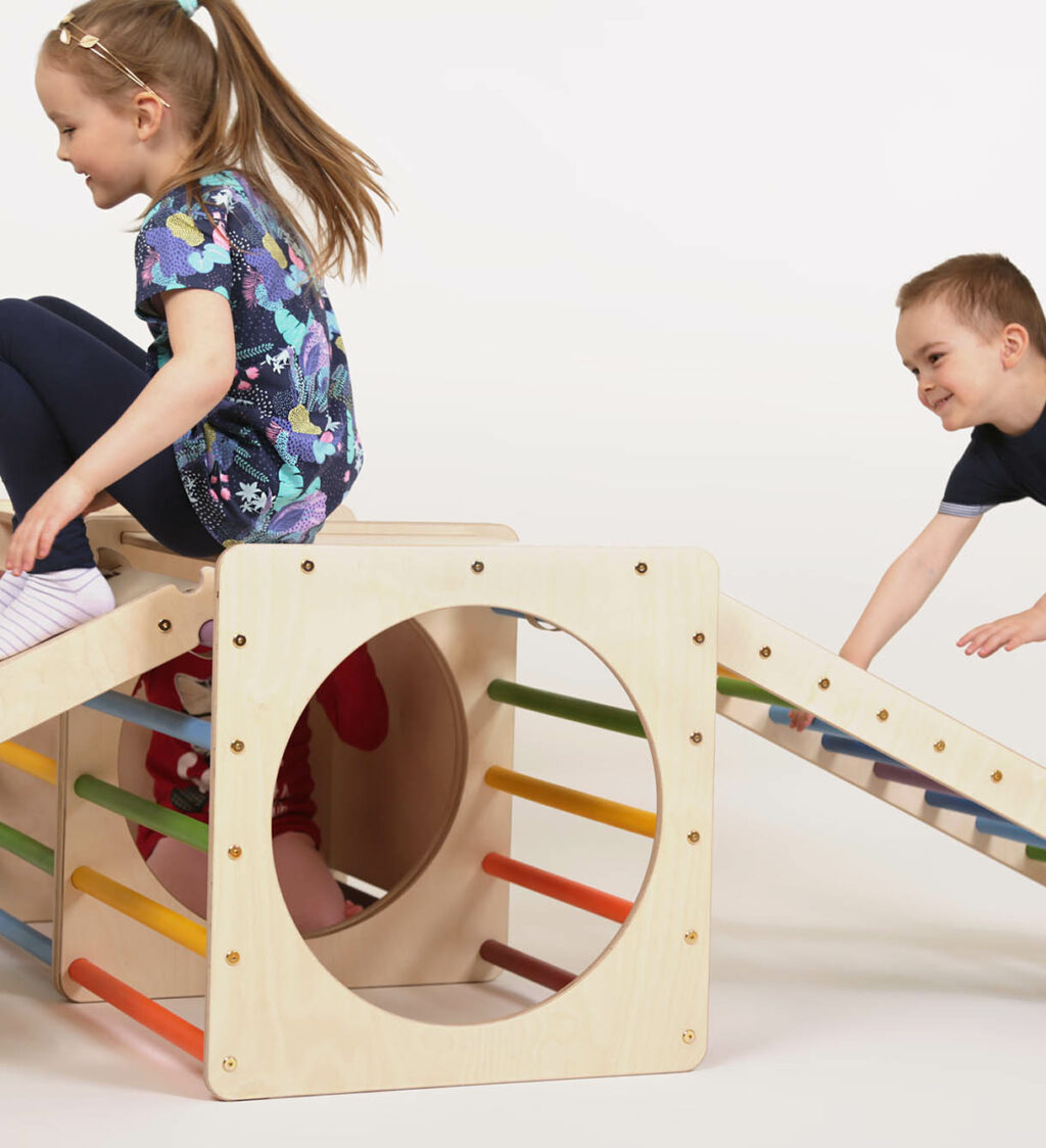 Kinderen spelen met een klimrek