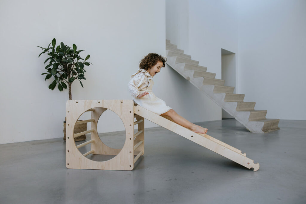 Klimrek kinderkamer met glijbaan