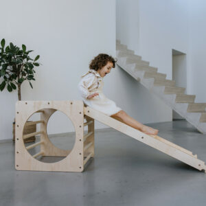 Klimrek kinderkamer met glijbaan