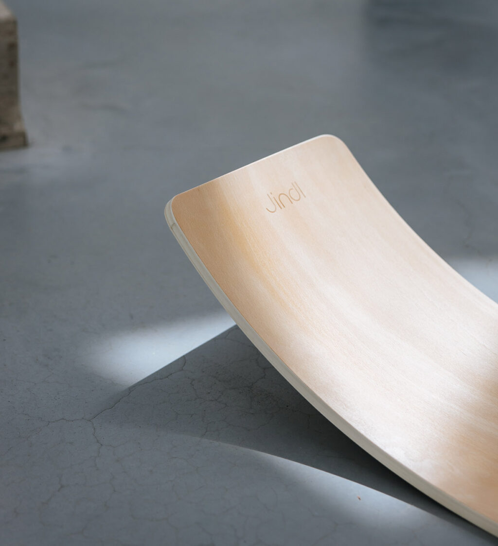 Balance board Jindl op betonnen vloer detail