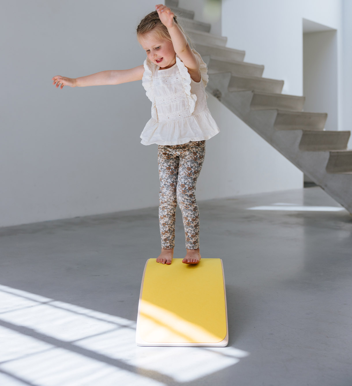 Houten balance board Jindl® met vilt geel