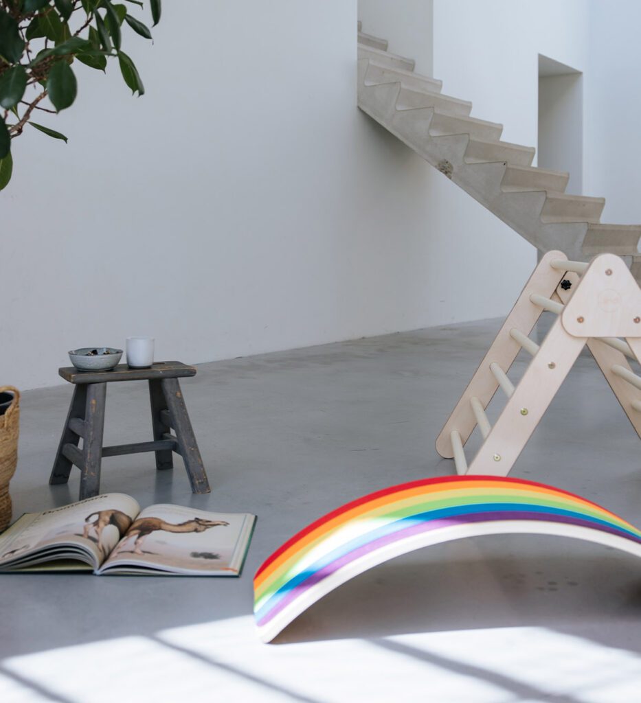 Balance board met vilt regenboogkleuren sfeer