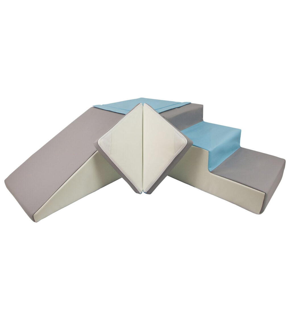 Blokken foam met glijbaan en trap grijs blauw wit Blokken foam met glijbaan en trap grijs blauw wit