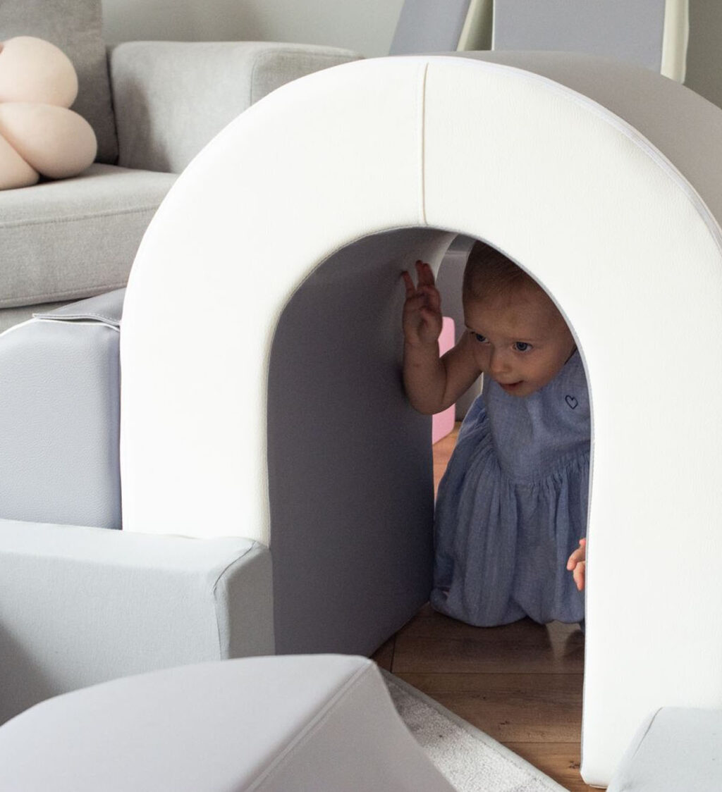 Blokken van foam groot met tunnel wit grijs Blokken van foam groot met tunnel wit grijs