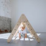 Kiekeboe onder een klimrek