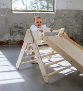 Klettergerüst Holz innen mit Rutsche