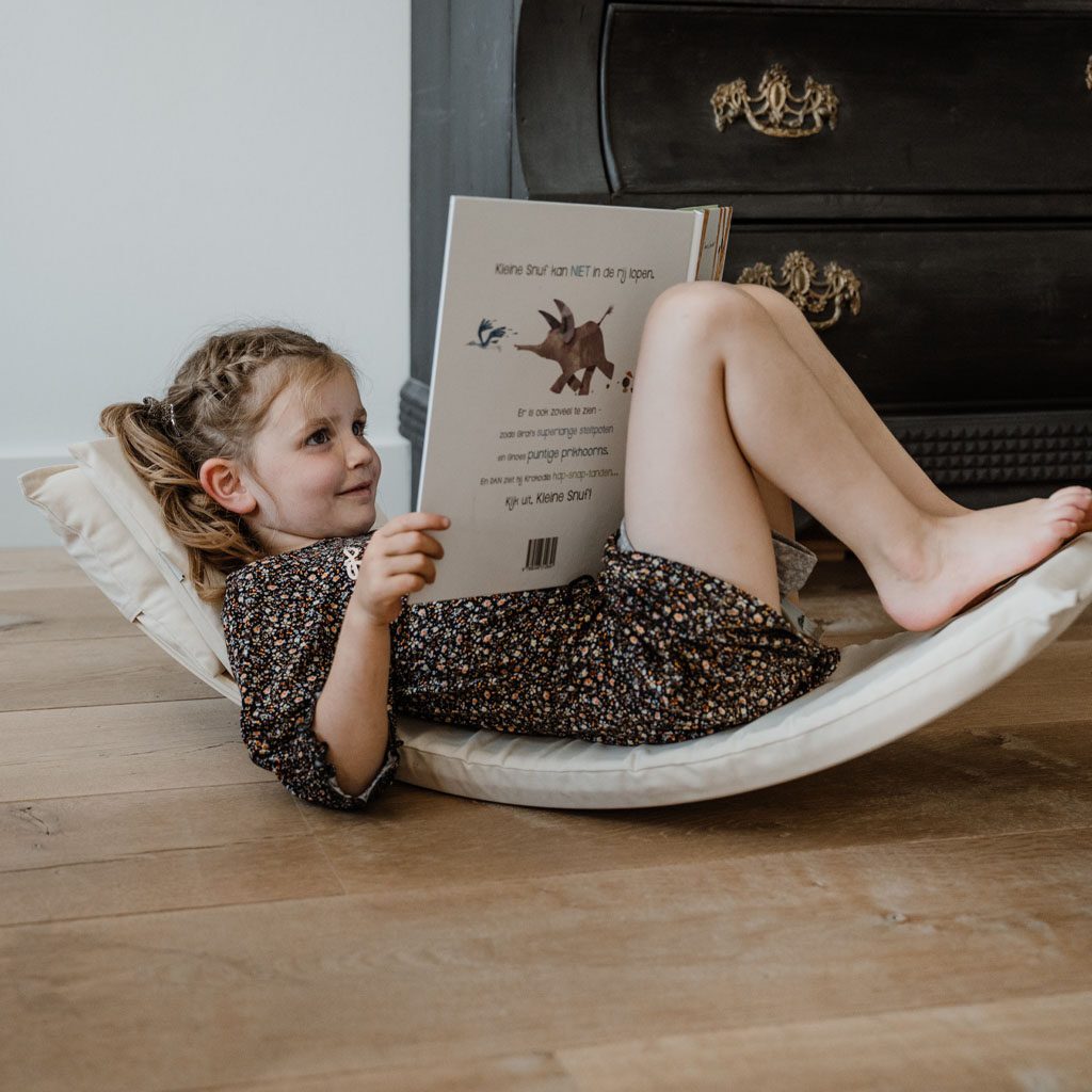 Balance board Jindl boekje lezen