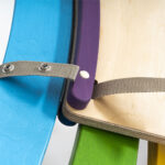 Klimboog regenboogkleuren met glijbaan detail