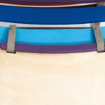 Klimboog regenboogkleuren met glijbaan details