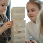 Kinderen spelen met blokkentoren