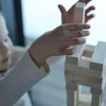 Toren bouwen met blokken