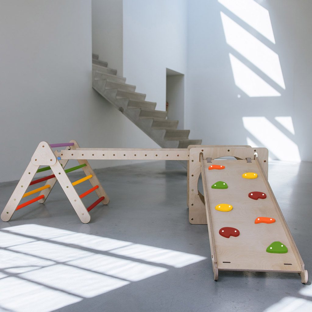 Klimdriehoek en klimkubus met glijbaan-klimhelling en ladder Jindl® regenboog