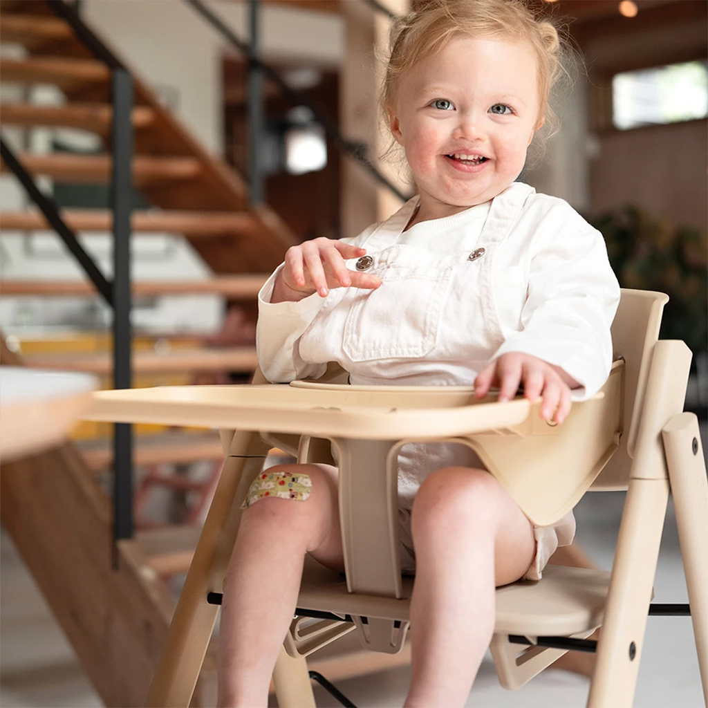 KAOS veiligheidsbeugel met eetblad zandkleur sfeer Veiligheidsbeugel en eetblad KAOS kinderstoel zandkleur - Image 2