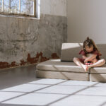 Beige speelbank zitten en lezen