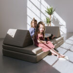 Speelbank met kinderen beige