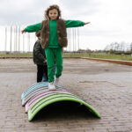 Lopen over Jindl balance board buiten