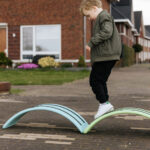 Lopen over balance baord voor buiten