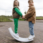 Outdoor balance board grijs samen balanceren