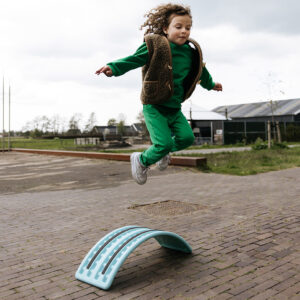 Springen van Jindl balance board outdoor