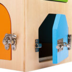 Houten slotenhuis deur open