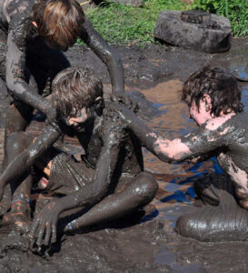 Modderdag spelen in de modder.