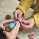 Houten poppetjes regenboog detail