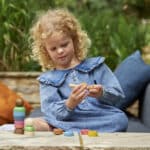 Houten poppetjes regenboog sfeer