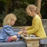 Houten poppetjes regenboog sfeer buiten