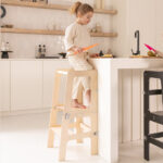 Jindl 2-in-1 leertoren houtkleur snijden in keuken