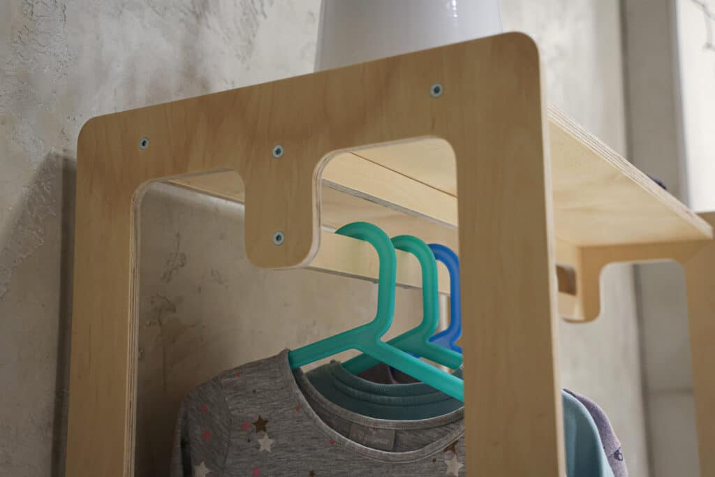 Montessori kledingkast Jindl details ophangen Montessori kledingkast Jindl details ophangen