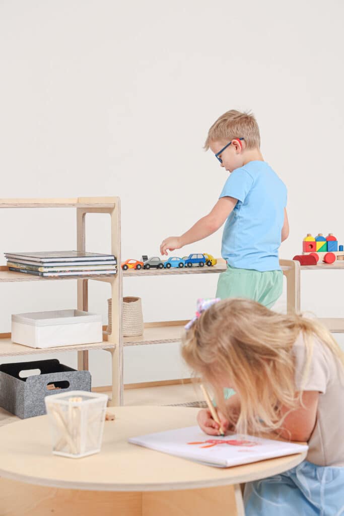 Montessori speelgoedkasten en ronde tafel